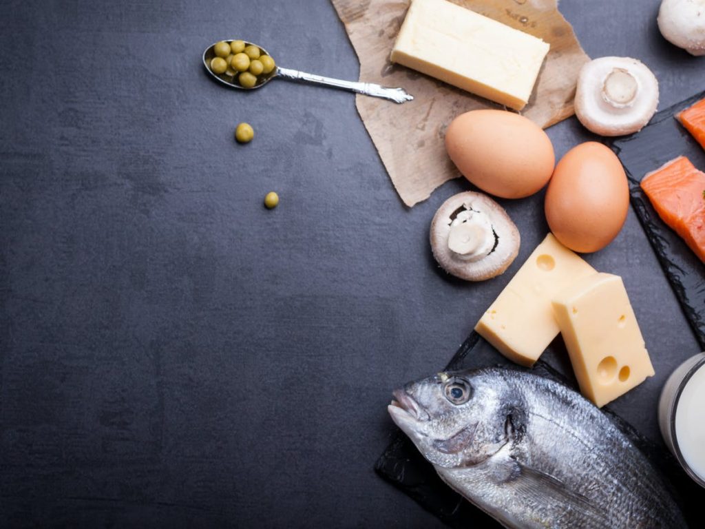 ویتامین دی در تخم مرغ و روغن ماهی وجود دارد.