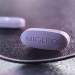 میگلیتول چیست؟ نحوه مصرف، عوارض و تداخلات دارویی آن